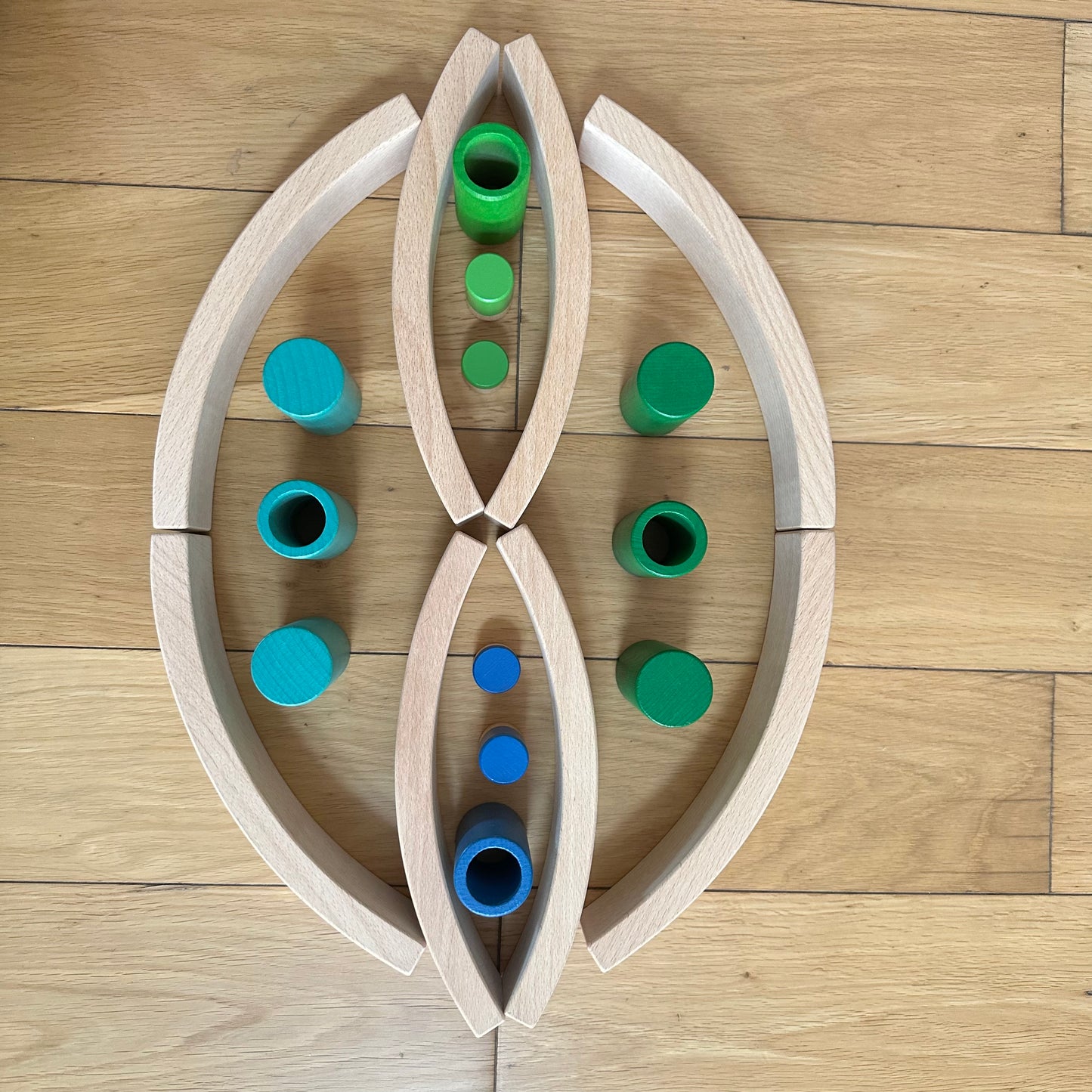 **pre-order (ships in 2-3 weeks)**28 pcs mini curved natural wooden building blocks with storage tray
