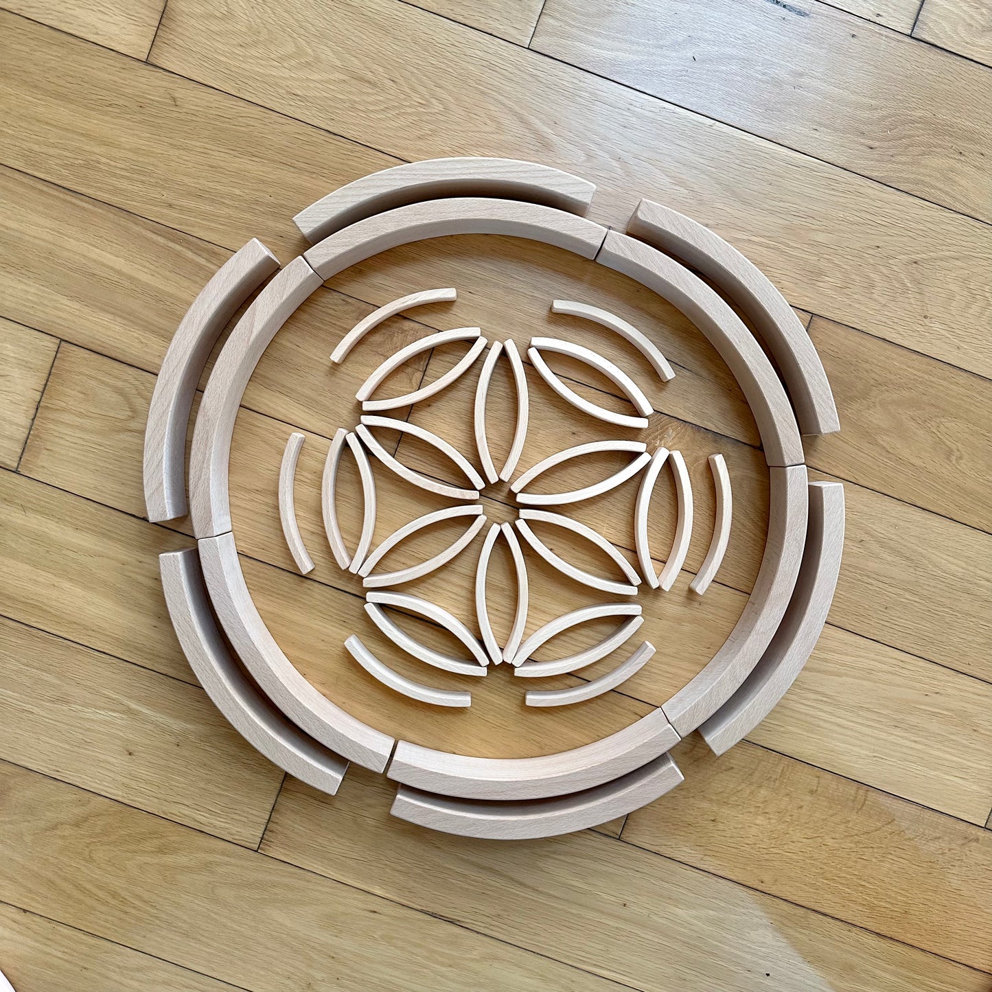 **pre-order (ships in 2-3 weeks)**28 pcs mini curved natural wooden building blocks with storage tray